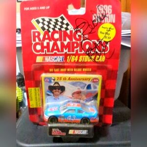 STP #43 1984 Petty 25th Anniversary Signed by Richard Petty 1:64 Diecast  Nas…